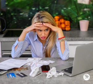 Likes zahlen keine Miete oder Rechnungen - Frau überfordert mit Arbeitsalltag