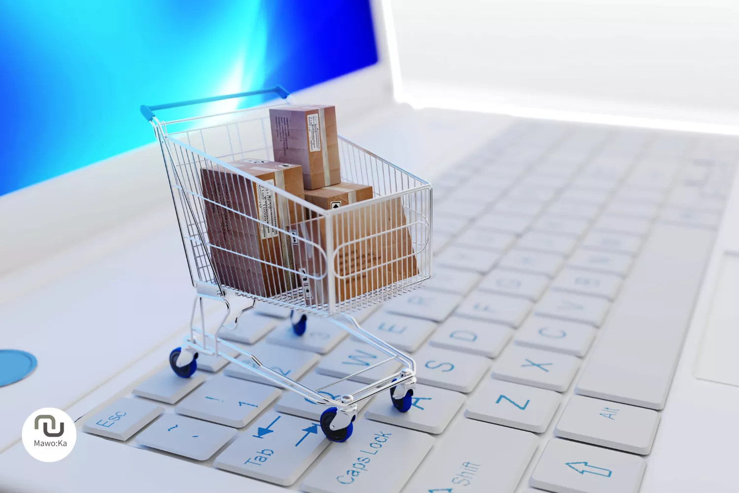 E-Commerce, Ware im Einkaufswagen auf Laptop-Tastatur stehend